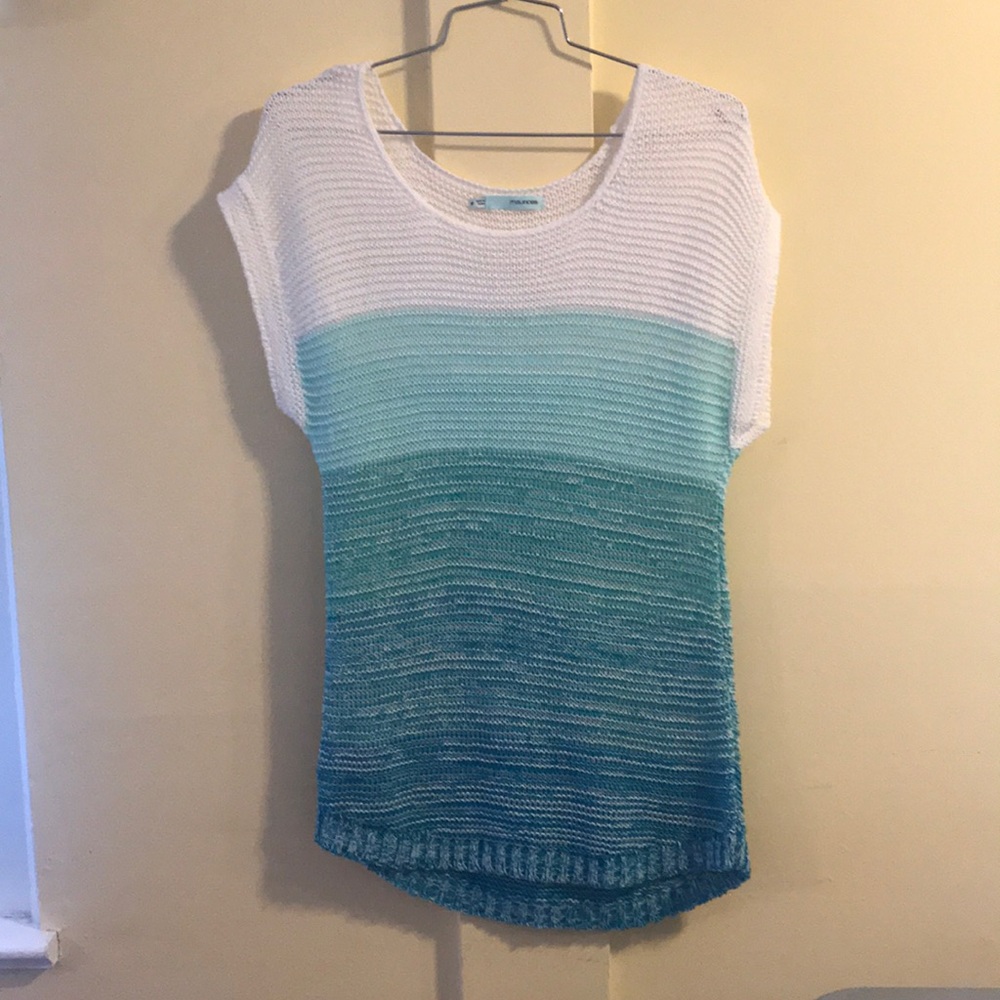 Short sleeve sweater.